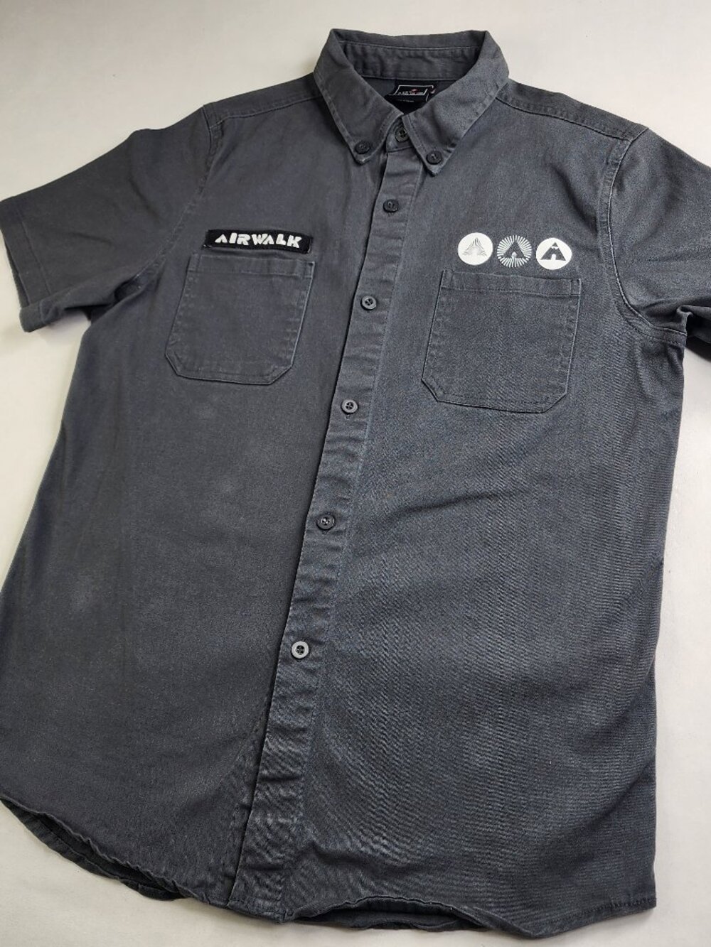 Airwalk Mens Medium M Gray Short Sleeve Button Up Shirt Workwear Skateboard Y2K